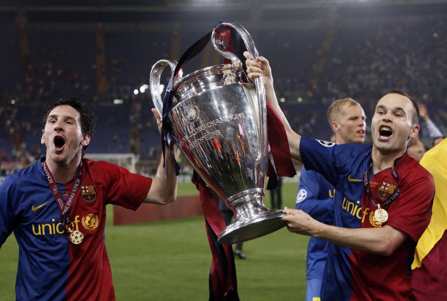 Roma, 27 maggio 2009. Finale Champions Barcellona-Manchester United 2-0. Messi e Iniesta con la coppa (LaPresse)